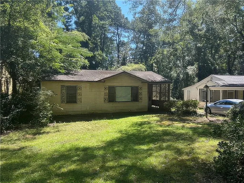 View of front of home featuring a front lawn