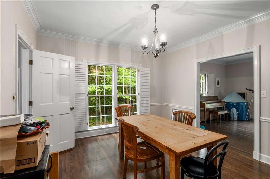 5300 New London, Sandy Springs, Georgia 30327, 5 Bedrooms Bedrooms, ,3 BathroomsBathrooms,Residential,Sold,5300 New London,7428514