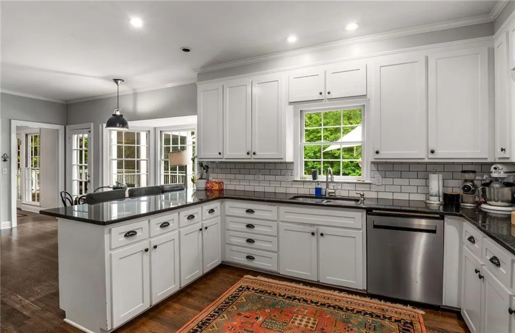 5300 New London, Sandy Springs, Georgia 30327, 5 Bedrooms Bedrooms, ,3 BathroomsBathrooms,Residential,Sold,5300 New London,7428514