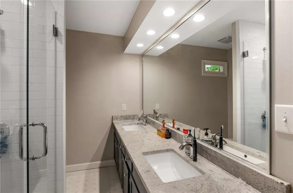 5300 New London, Sandy Springs, Georgia 30327, 5 Bedrooms Bedrooms, ,3 BathroomsBathrooms,Residential,Sold,5300 New London,7428514