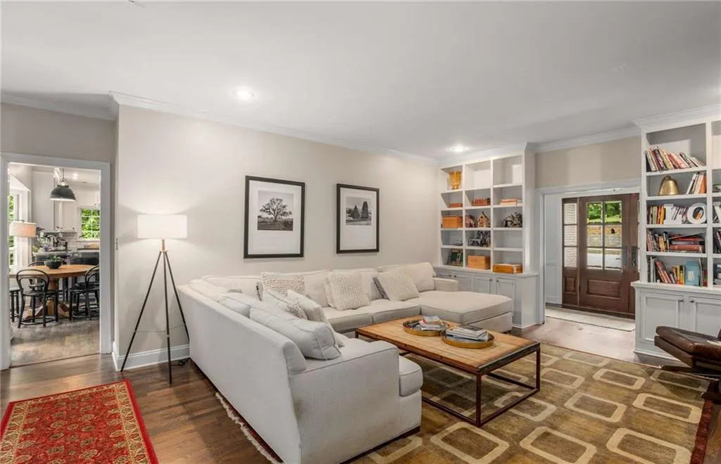 5300 New London, Sandy Springs, Georgia 30327, 5 Bedrooms Bedrooms, ,3 BathroomsBathrooms,Residential,Sold,5300 New London,7428514