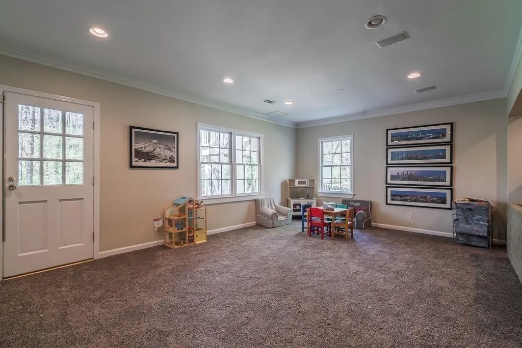 5300 New London, Sandy Springs, Georgia 30327, 5 Bedrooms Bedrooms, ,3 BathroomsBathrooms,Residential,Sold,5300 New London,7428514