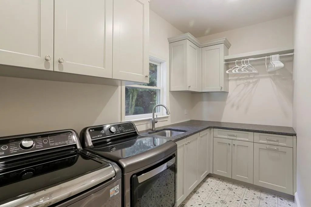 6190 Blackwater Trail, Sandy Springs, Georgia 30328, 5 Bedrooms Bedrooms, ,3 BathroomsBathrooms,Residential,Sold,6190 Blackwater Trail,7008313