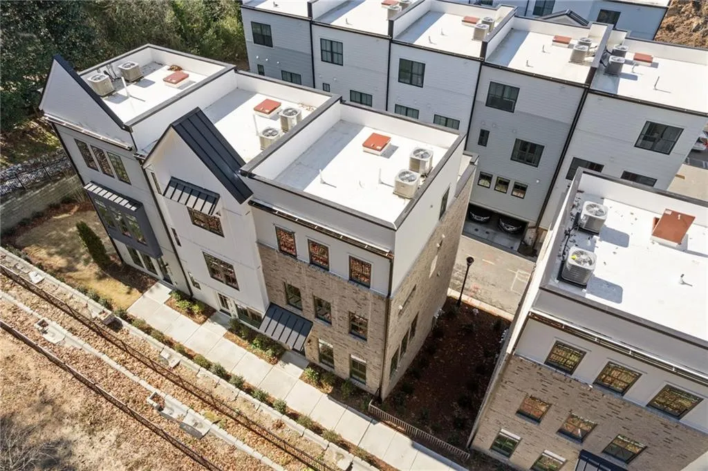 Bird's eye view - Middle Unit with white siding