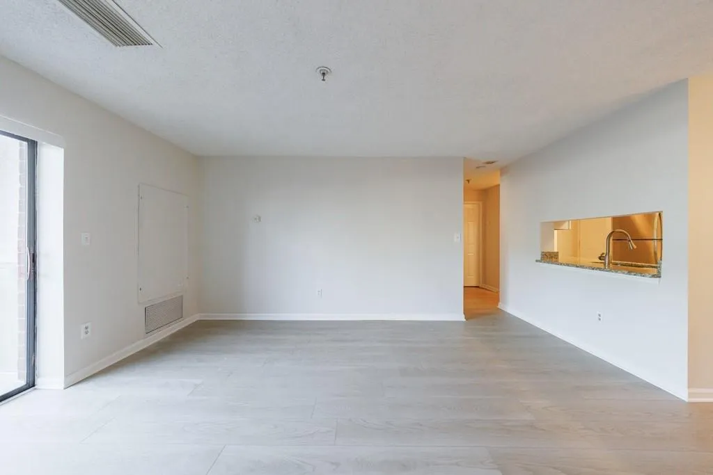 300 Johnson Ferry Road Ne Unit B113, Atlanta, Georgia 30328, 2 Bedrooms Bedrooms, ,2 BathroomsBathrooms,Residential,For Sale,300 Johnson Ferry Road Ne Unit B113,7699405