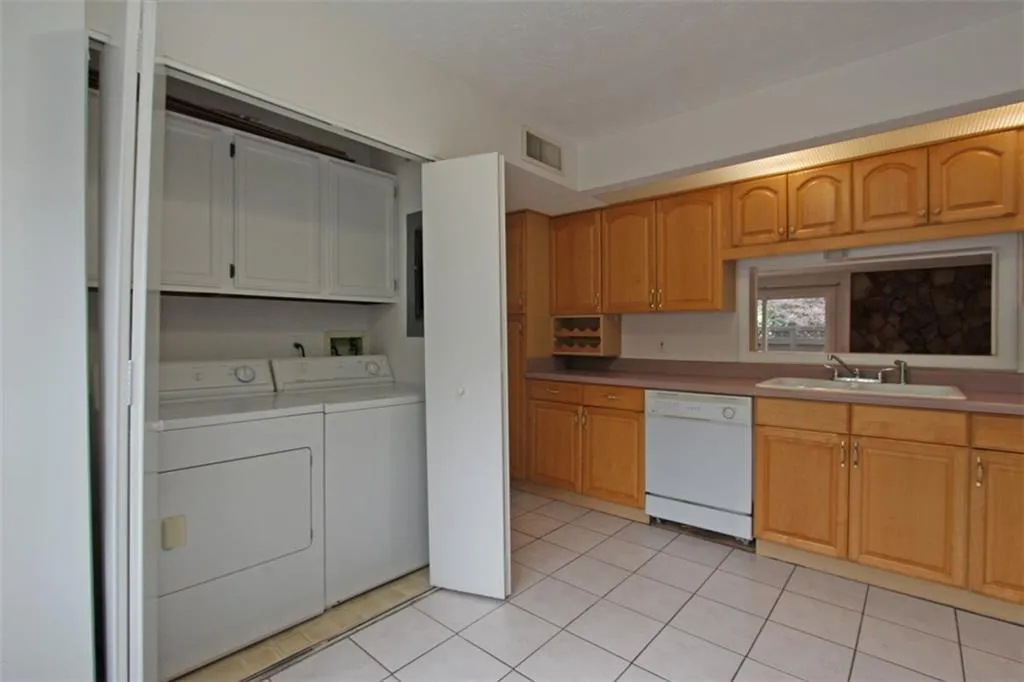 80 Goldrush Circle, Sandy Springs, Georgia 30328, 2 Bedrooms Bedrooms, ,2 BathroomsBathrooms,Residential,Sold,80 Goldrush Circle,5807914