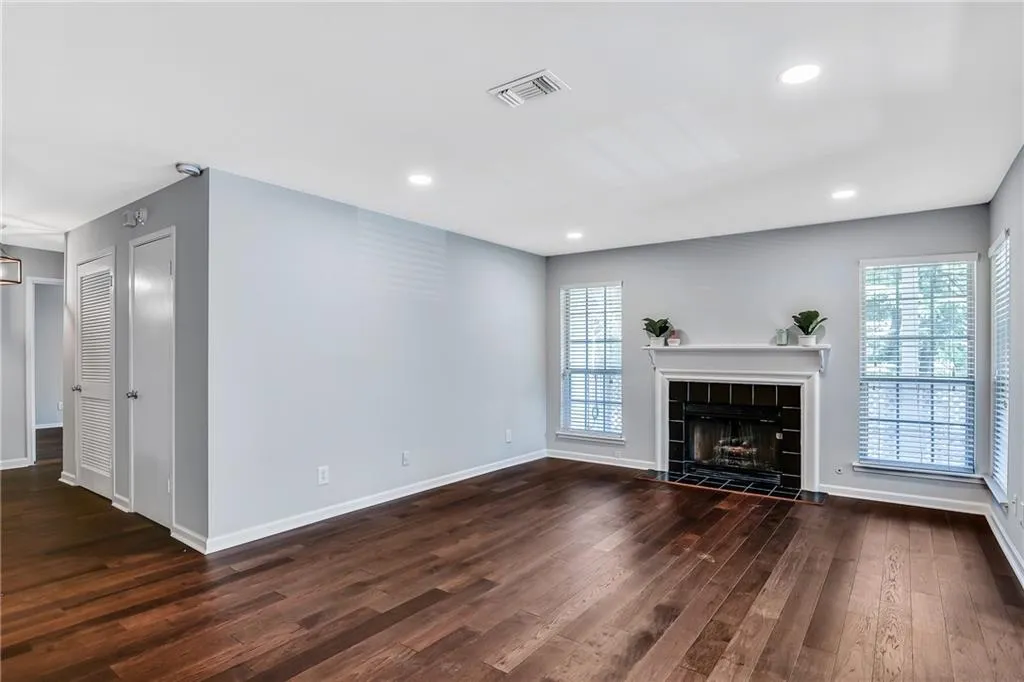 6806 Glenridge Drive Unit G, Sandy Springs, Georgia 30328, 2 Bedrooms Bedrooms, ,2 BathroomsBathrooms,Residential,Sold,6806 Glenridge Drive Unit G,6603804