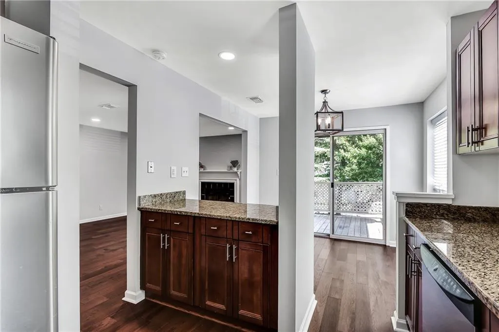 6806 Glenridge Drive Unit G, Sandy Springs, Georgia 30328, 2 Bedrooms Bedrooms, ,2 BathroomsBathrooms,Residential,Sold,6806 Glenridge Drive Unit G,6603804