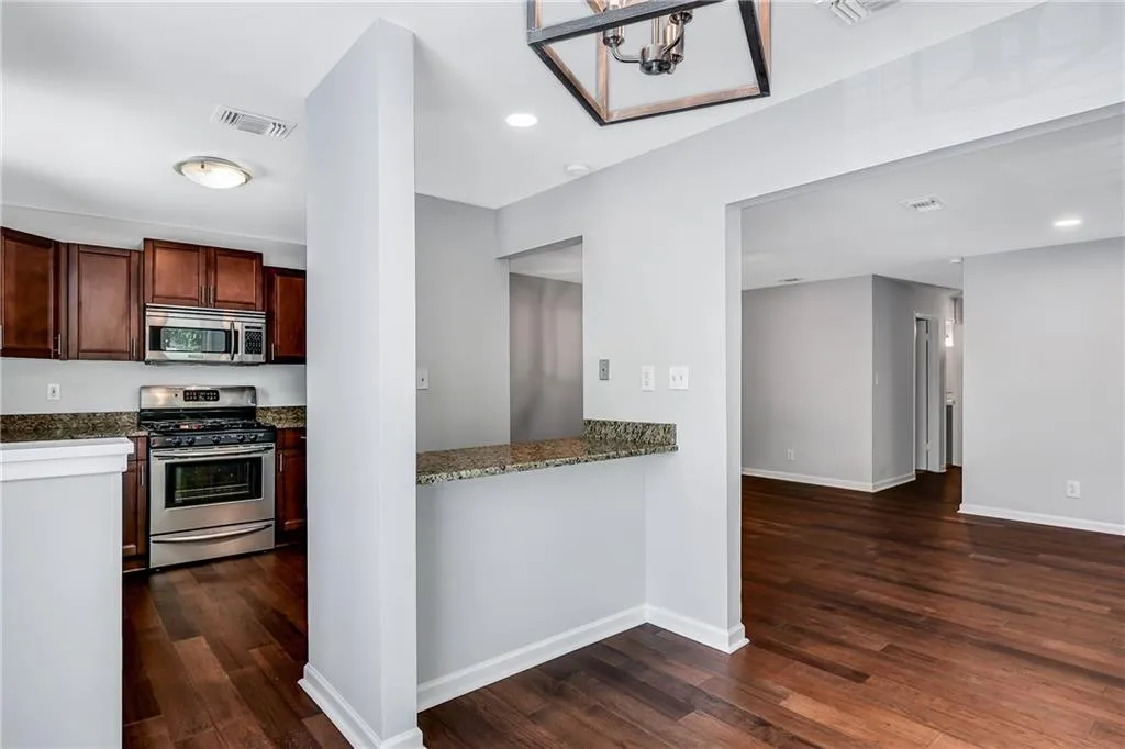 6806 Glenridge Drive Unit G, Sandy Springs, Georgia 30328, 2 Bedrooms Bedrooms, ,2 BathroomsBathrooms,Residential,Sold,6806 Glenridge Drive Unit G,6603804