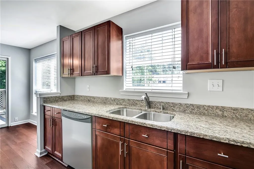 6806 Glenridge Drive Unit G, Sandy Springs, Georgia 30328, 2 Bedrooms Bedrooms, ,2 BathroomsBathrooms,Residential,Sold,6806 Glenridge Drive Unit G,6603804