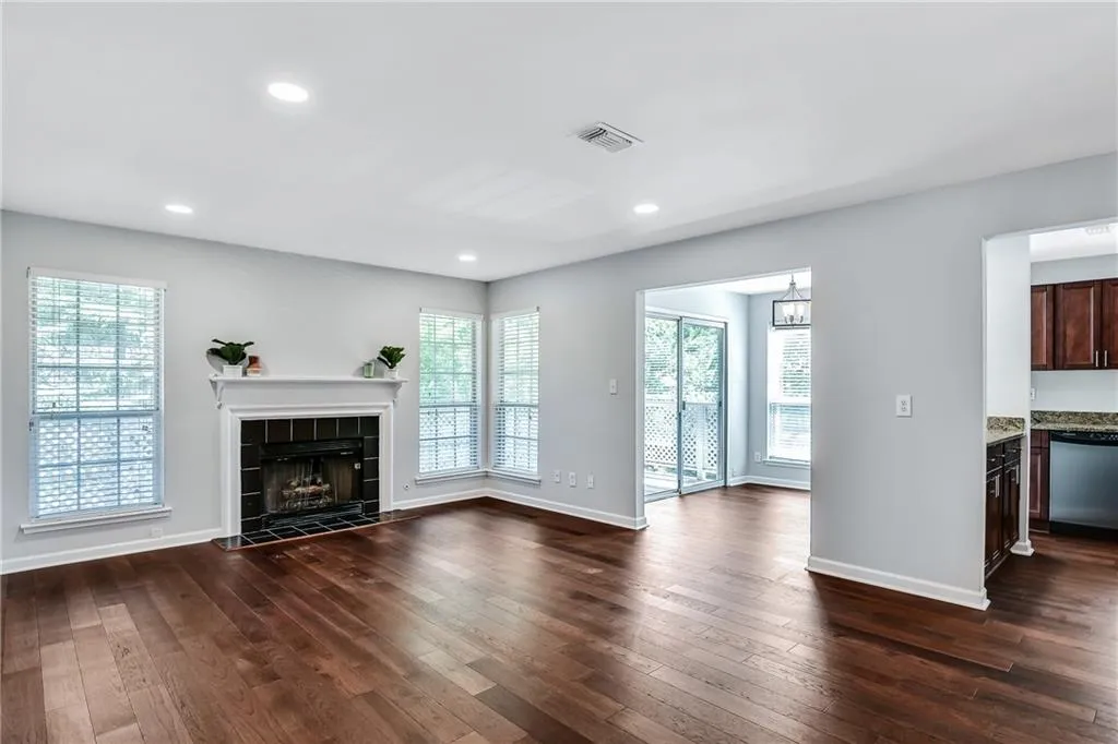 6806 Glenridge Drive Unit G, Sandy Springs, Georgia 30328, 2 Bedrooms Bedrooms, ,2 BathroomsBathrooms,Residential,Sold,6806 Glenridge Drive Unit G,6603804