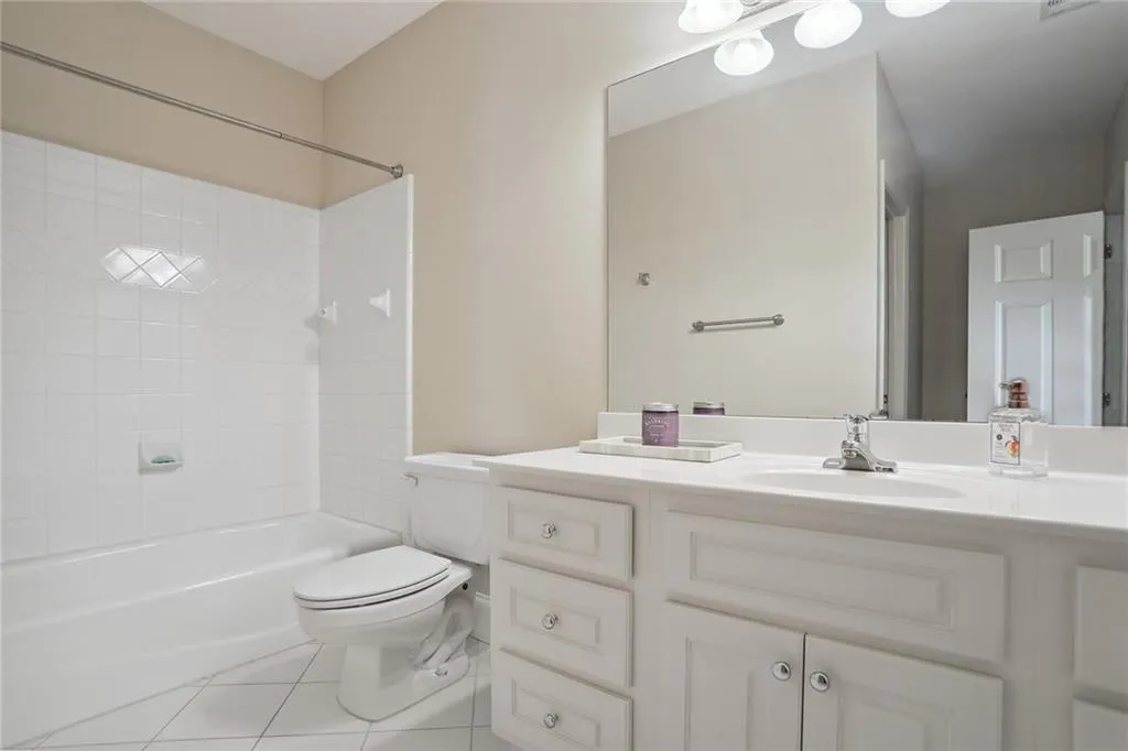 Upstairs Bed/Office Bath