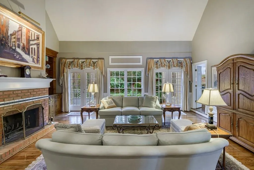 40 Quarry Lake Court, Sandy Springs, Georgia 30342, 4 Bedrooms Bedrooms, ,4 BathroomsBathrooms,Residential,Sold,40 Quarry Lake Court,6974704