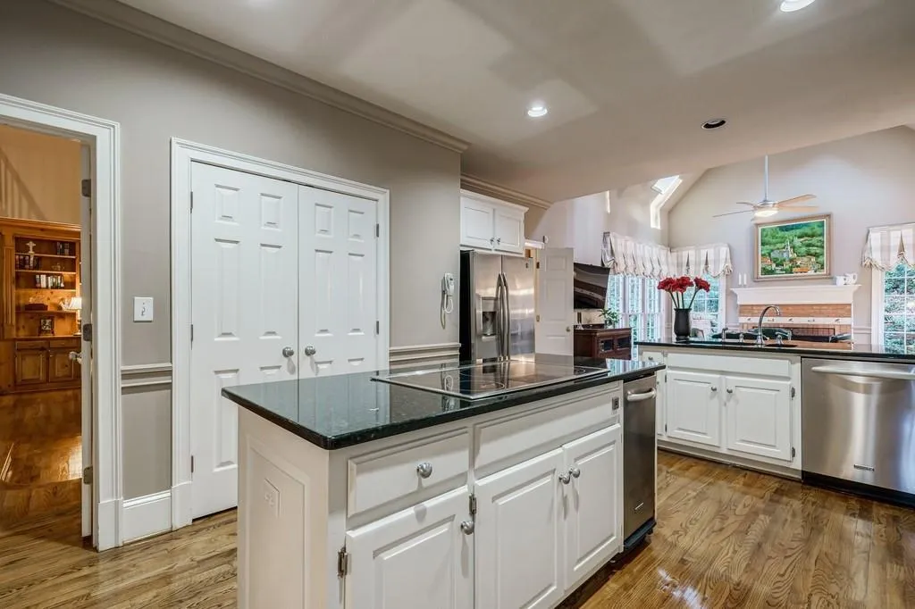 40 Quarry Lake Court, Sandy Springs, Georgia 30342, 4 Bedrooms Bedrooms, ,4 BathroomsBathrooms,Residential,Sold,40 Quarry Lake Court,6974704