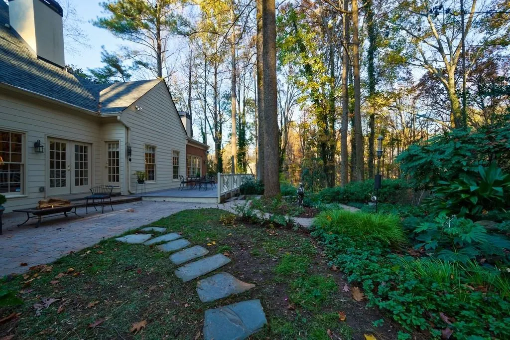 40 Quarry Lake Court, Sandy Springs, Georgia 30342, 4 Bedrooms Bedrooms, ,4 BathroomsBathrooms,Residential,Sold,40 Quarry Lake Court,6974704