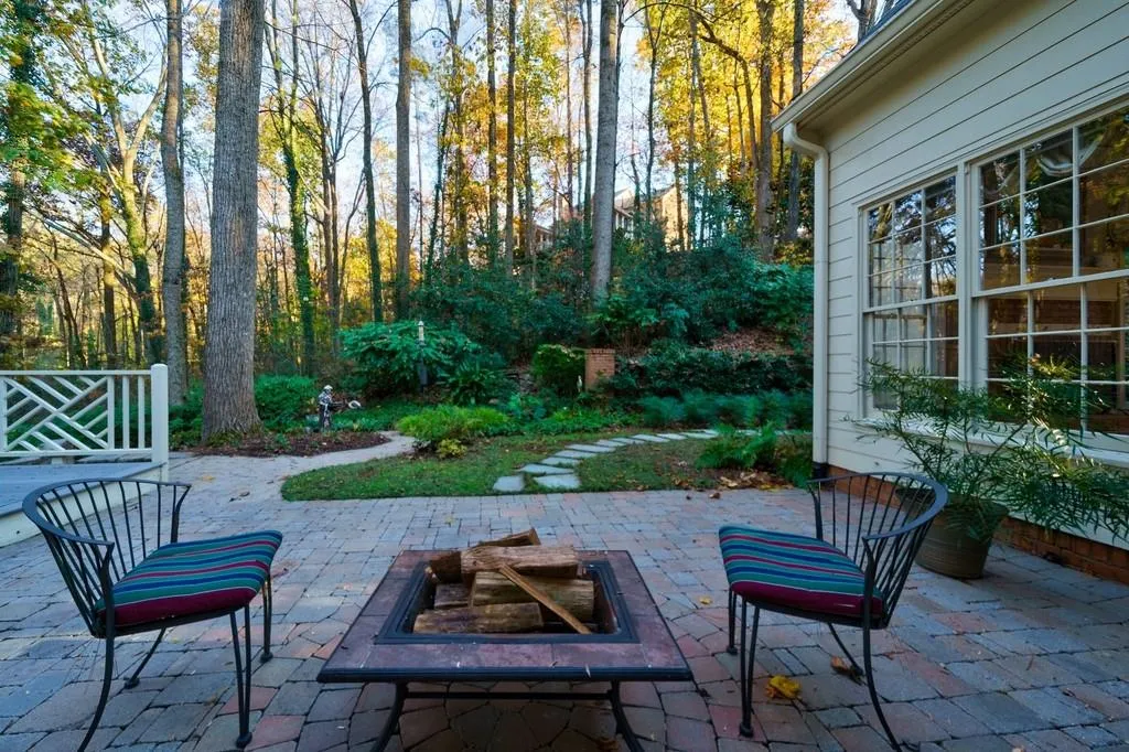 40 Quarry Lake Court, Sandy Springs, Georgia 30342, 4 Bedrooms Bedrooms, ,4 BathroomsBathrooms,Residential,Sold,40 Quarry Lake Court,6974704