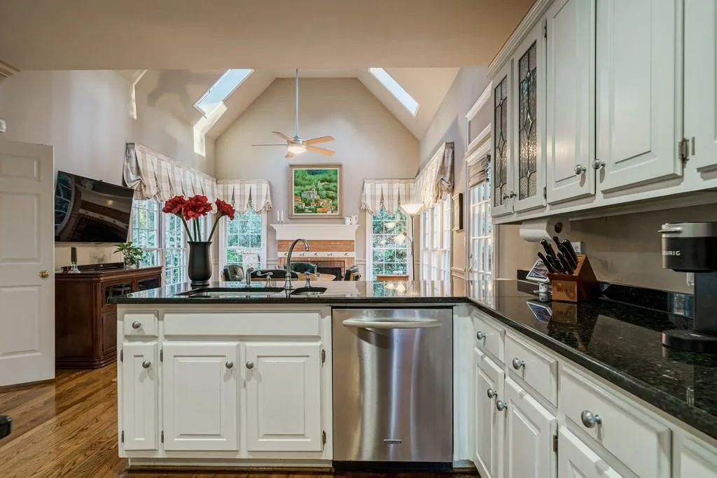 40 Quarry Lake Court, Sandy Springs, Georgia 30342, 4 Bedrooms Bedrooms, ,4 BathroomsBathrooms,Residential,Sold,40 Quarry Lake Court,6974704