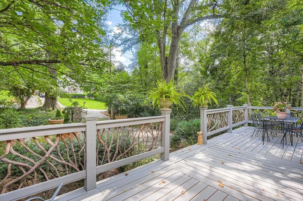 Deck featuring outdoor dining area