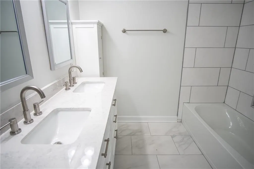 1160 Windsor Parkway Unit 5, Atlanta, Georgia 30319, 3 Bedrooms Bedrooms, ,2 BathroomsBathrooms,Residential,Sold,1160 Windsor Parkway Unit 5,7184476