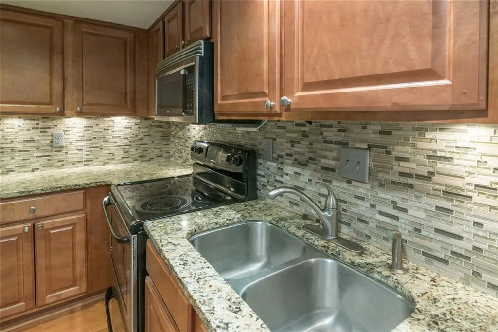 6900 Roswell Road Unit Q7, Atlanta, Georgia 30328, 2 Bedrooms Bedrooms, ,2 BathroomsBathrooms,Residential,Sold,6900 Roswell Road Unit Q7,5821270