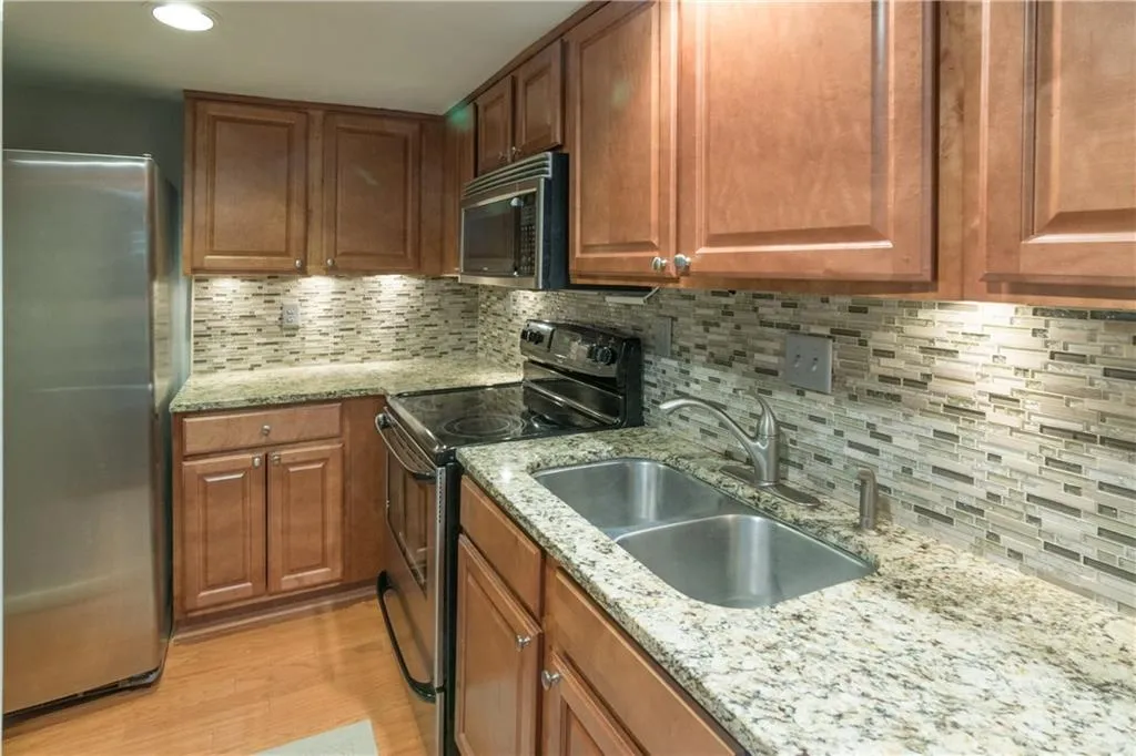 6900 Roswell Road Unit Q7, Atlanta, Georgia 30328, 2 Bedrooms Bedrooms, ,2 BathroomsBathrooms,Residential,Sold,6900 Roswell Road Unit Q7,5821270
