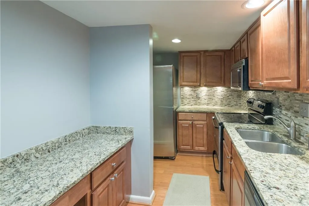 6900 Roswell Road Unit Q7, Atlanta, Georgia 30328, 2 Bedrooms Bedrooms, ,2 BathroomsBathrooms,Residential,Sold,6900 Roswell Road Unit Q7,5821270