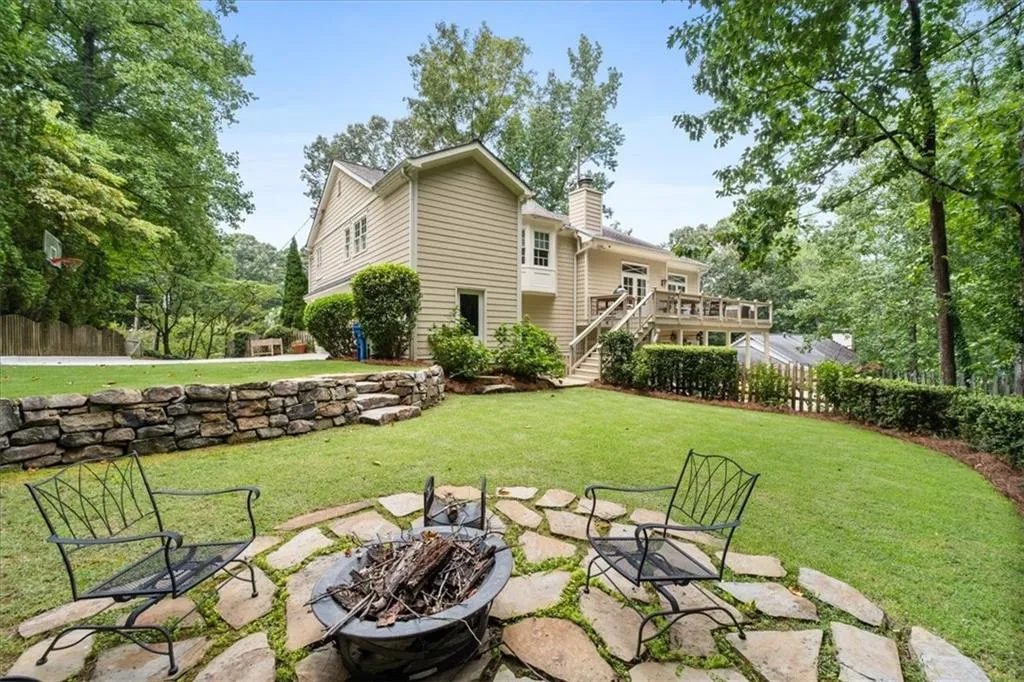 Great yard for play or relaxing - and very private!