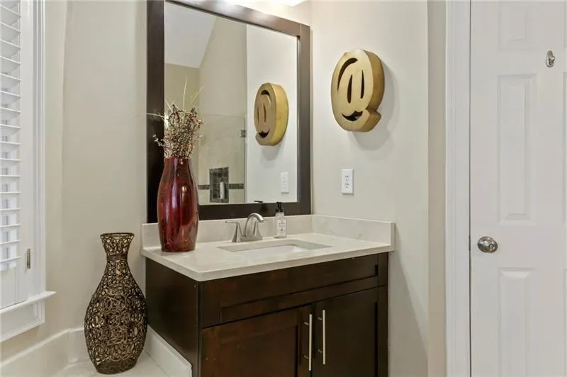 315 Nell Court, Atlanta, Georgia 30342, 4 Bedrooms Bedrooms, ,3 BathroomsBathrooms,Residential,Sold,315 Nell Court,6683103