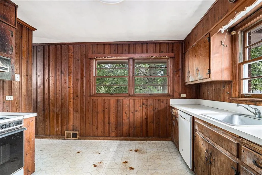 1880 Wellbourne Drive Ne, Atlanta, Georgia 30324, 3 Bedrooms Bedrooms, ,2 BathroomsBathrooms,Residential,For Sale,1880 Wellbourne Drive Ne,7662692