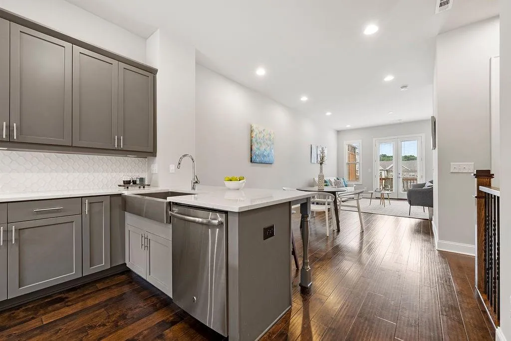 4755 Roswell Road, Sandy Springs, Georgia 30342, 2 Bedrooms Bedrooms, ,2 BathroomsBathrooms,Residential,Sold,4755 Roswell Road,7095954