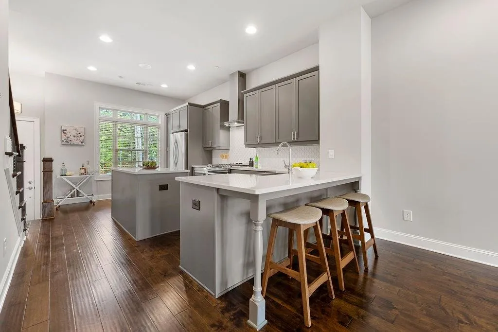 4755 Roswell Road, Sandy Springs, Georgia 30342, 2 Bedrooms Bedrooms, ,2 BathroomsBathrooms,Residential,Sold,4755 Roswell Road,7095954