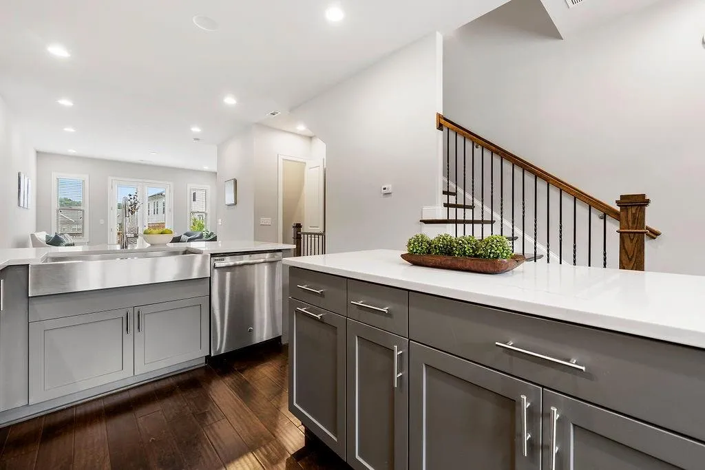 4755 Roswell Road, Sandy Springs, Georgia 30342, 2 Bedrooms Bedrooms, ,2 BathroomsBathrooms,Residential,Sold,4755 Roswell Road,7095954