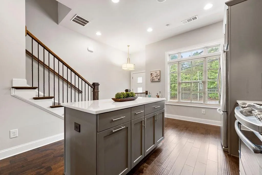 4755 Roswell Road, Sandy Springs, Georgia 30342, 2 Bedrooms Bedrooms, ,2 BathroomsBathrooms,Residential,Sold,4755 Roswell Road,7095954