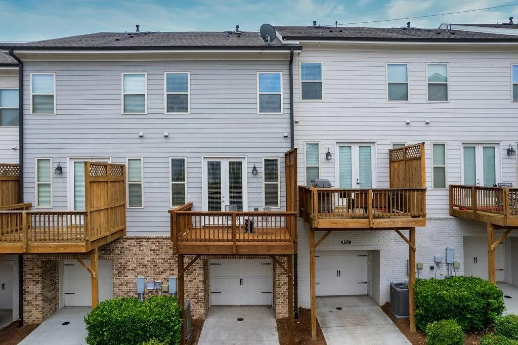 4755 Roswell Road, Sandy Springs, Georgia 30342, 2 Bedrooms Bedrooms, ,2 BathroomsBathrooms,Residential,Sold,4755 Roswell Road,7095954