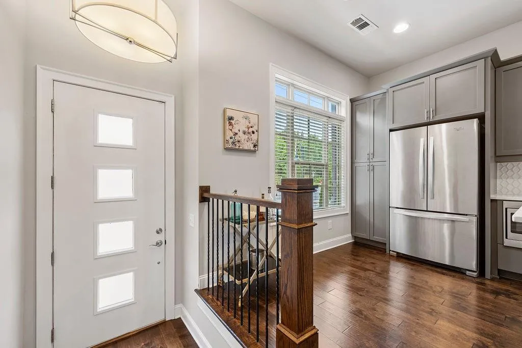 4755 Roswell Road, Sandy Springs, Georgia 30342, 2 Bedrooms Bedrooms, ,2 BathroomsBathrooms,Residential,Sold,4755 Roswell Road,7095954