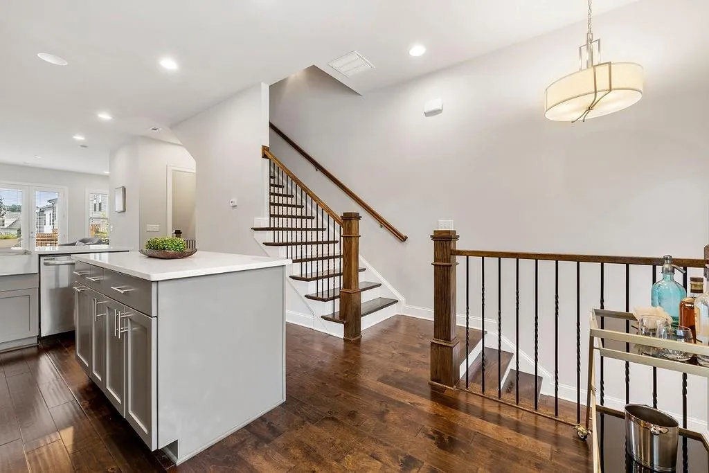 4755 Roswell Road, Sandy Springs, Georgia 30342, 2 Bedrooms Bedrooms, ,2 BathroomsBathrooms,Residential,Sold,4755 Roswell Road,7095954