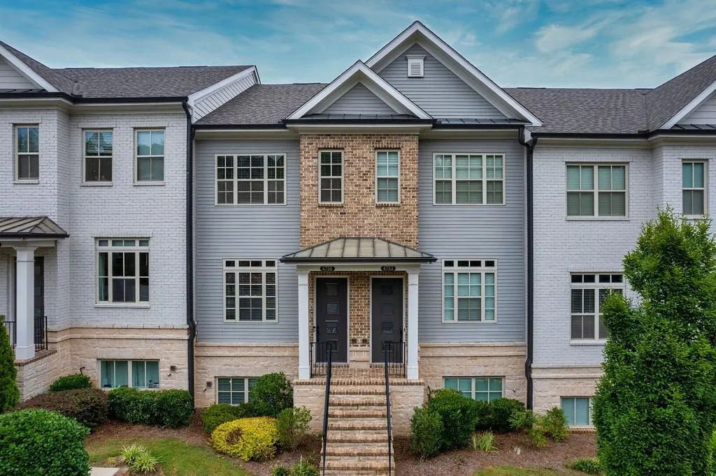 4755 Roswell Road, Sandy Springs, Georgia 30342, 2 Bedrooms Bedrooms, ,2 BathroomsBathrooms,Residential,Sold,4755 Roswell Road,7095954