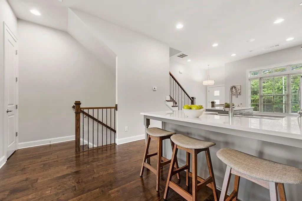 4755 Roswell Road, Sandy Springs, Georgia 30342, 2 Bedrooms Bedrooms, ,2 BathroomsBathrooms,Residential,Sold,4755 Roswell Road,7095954