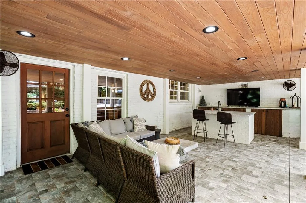 70 Old Powers Place, Atlanta, Georgia 30327, 4 Bedrooms Bedrooms, ,3 BathroomsBathrooms,Residential,Sold,70 Old Powers Place,6953256