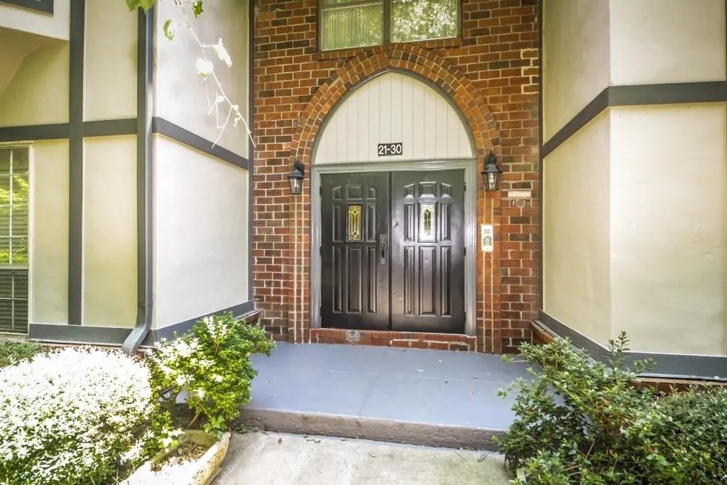 6851 Roswell Road Unit Q-23, Sandy Springs, Georgia 30328, 3 Bedrooms Bedrooms, ,2 BathroomsBathrooms,Residential,Sold,6851 Roswell Road Unit Q-23,6516035