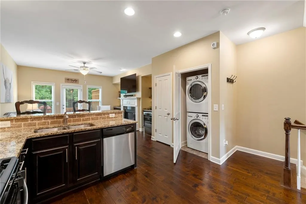 7470 Glisten Avenue, Atlanta, Georgia 30328, 3 Bedrooms Bedrooms, ,3 BathroomsBathrooms,Residential,Sold,7470 Glisten Avenue,7425288