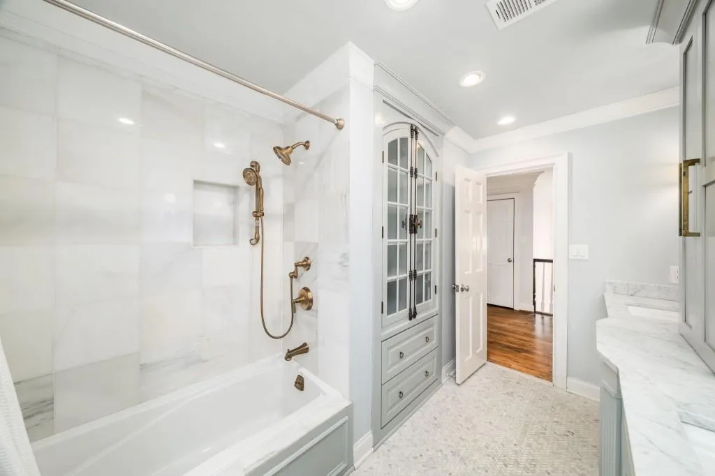 8915 Huntcliff Lake Court, Sandy Springs, Georgia 30350, 5 Bedrooms Bedrooms, ,4 BathroomsBathrooms,Residential,For Sale,8915 Huntcliff Lake Court,7718307