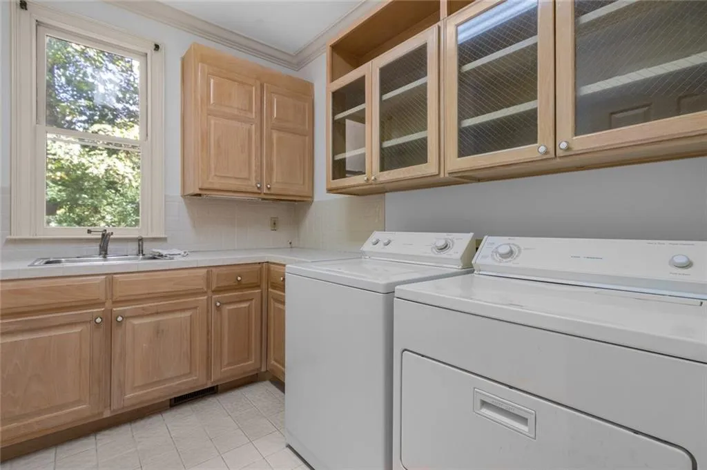 20 Pointe Ridge Drive, Sandy Springs, Georgia 30328, 6 Bedrooms Bedrooms, ,5 BathroomsBathrooms,Residential,Sold,20 Pointe Ridge Drive,7121619