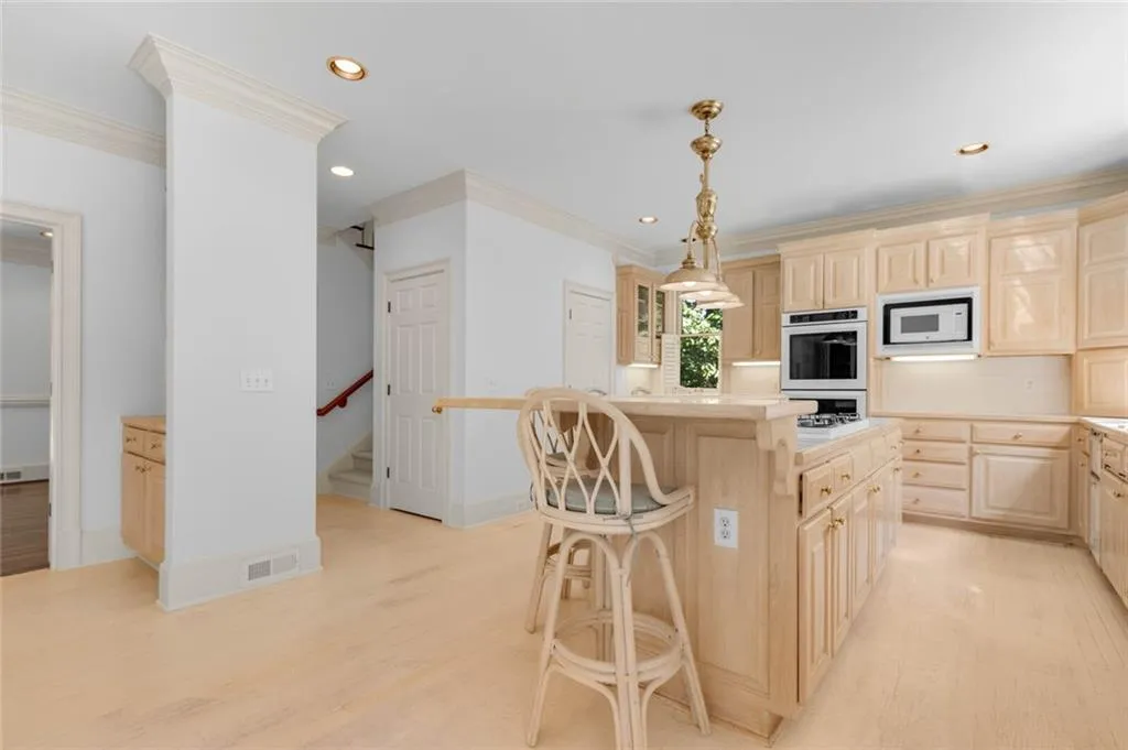 20 Pointe Ridge Drive, Sandy Springs, Georgia 30328, 6 Bedrooms Bedrooms, ,5 BathroomsBathrooms,Residential,Sold,20 Pointe Ridge Drive,7121619