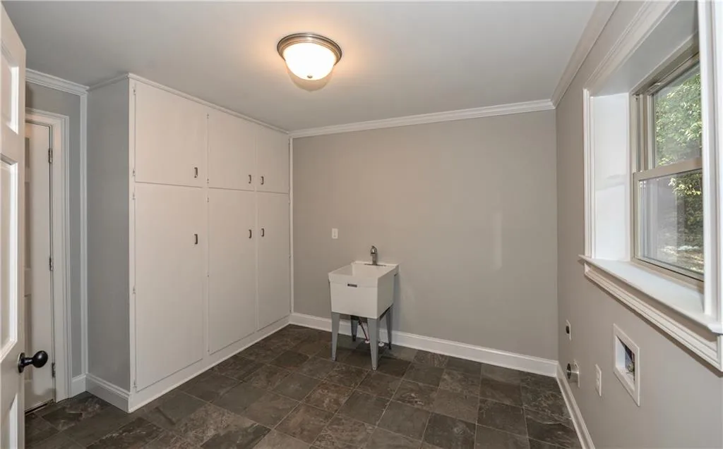 8100 Tynecastle Drive, Sandy Springs, Georgia 30350, 5 Bedrooms Bedrooms, ,3 BathroomsBathrooms,Residential,Sold,8100 Tynecastle Drive,5759369