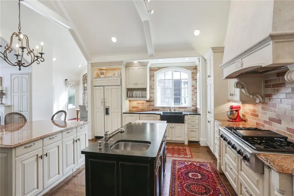 5515 Errol Place, Sandy Springs, Georgia 30327, 5 Bedrooms Bedrooms, ,6 BathroomsBathrooms,Residential,Sold,5515 Errol Place,7003914