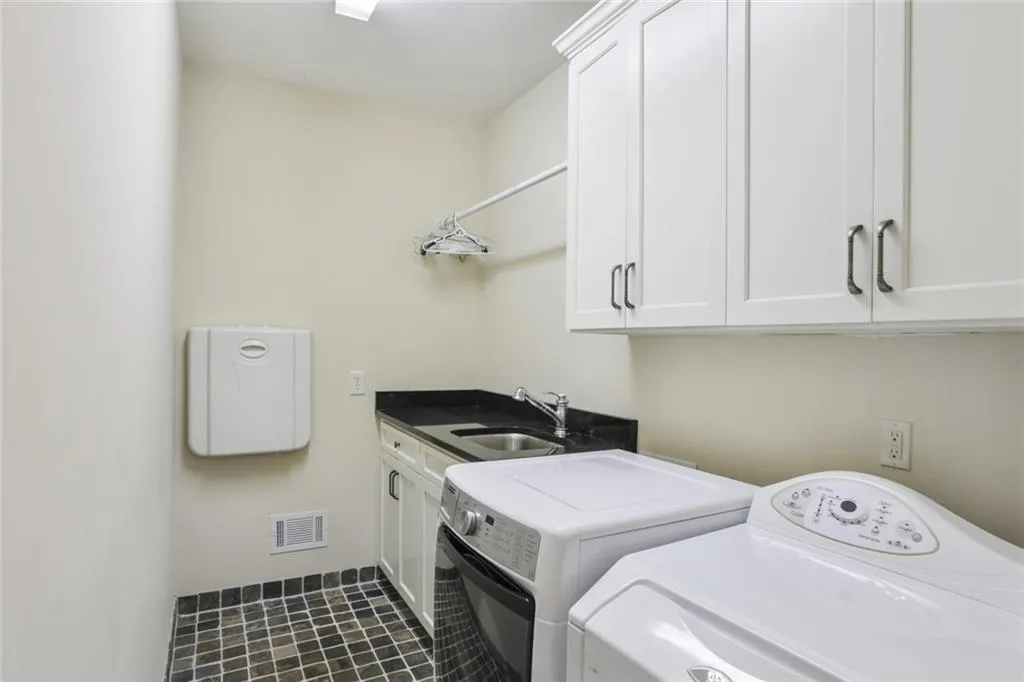 5515 Errol Place, Sandy Springs, Georgia 30327, 5 Bedrooms Bedrooms, ,6 BathroomsBathrooms,Residential,Sold,5515 Errol Place,7003914