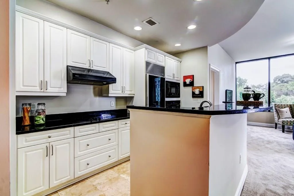 2828 Peachtree Road Nw Unit 804, Atlanta, Georgia 30305, 2 Bedrooms Bedrooms, ,2 BathroomsBathrooms,Residential,Sold,2828 Peachtree Road Nw Unit 804,5934606