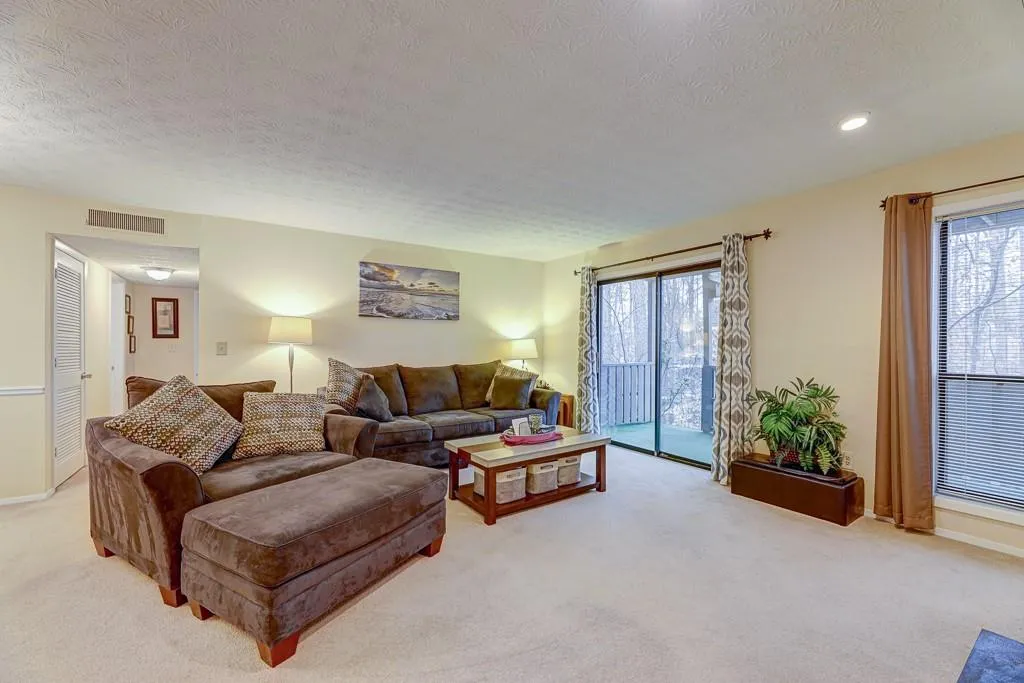 210 Woodcliff Drive, Sandy Springs, Georgia 30350, 2 Bedrooms Bedrooms, ,2 BathroomsBathrooms,Residential,Sold,210 Woodcliff Drive,6831032