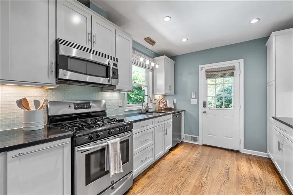 White shaker cabinetry, stainless steele appliances